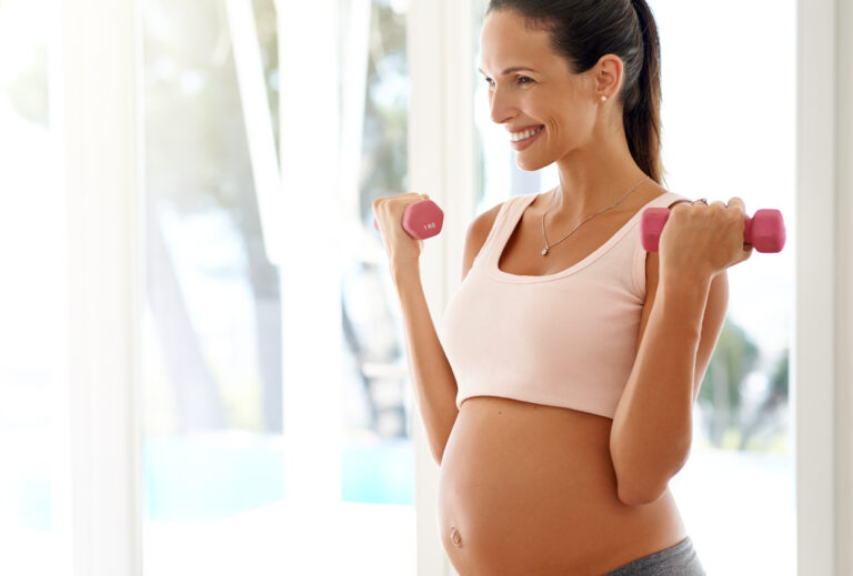 Terug in vorm na een zwangerschap: hoe fysiotherapie en fitness helpen